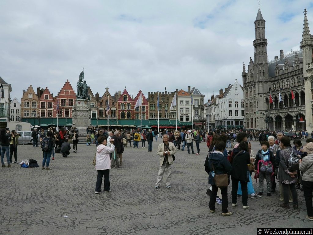 Dit is de Grote Markt van Brugge. Bijna alle toeristen in Brugge komen op dit plein.  Rondom het plein staan restaurants, cafés en enkele hotels. Op woensdagochtend is er markt.Tips:  Een stedentrip naar Brugge.